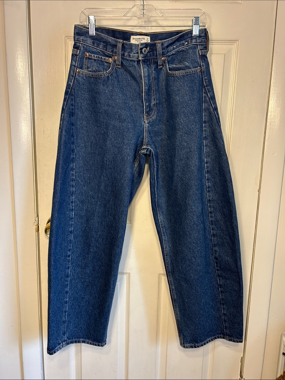 Abercrombie & Fitch Barrel Leg Jeans - Mid Rise - Medium Blue